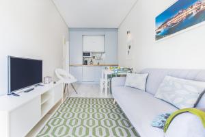 ポルトにあるSanta Catarina Modern Flatの白いリビングルーム(ソファ、テレビ付)