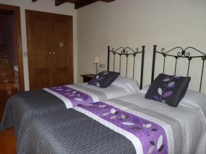 NarciandiにあるCasa Irisのベッド2台が隣同士に設置された部屋です。