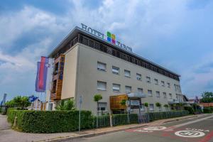 Hotel Tabor Maribor في ماريبور: مبنى عليه لافته