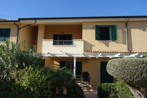 a house with a balcony and a table and chairs at Terrazzo A9 in Parghelia