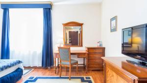 Televízia a/alebo spoločenská miestnosť v ubytovaní Qubus Hotel Wrocław