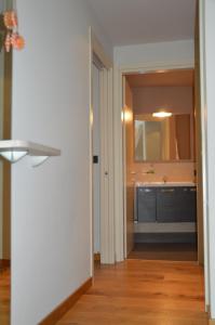 ein Bad mit einem Waschbecken und einem Spiegel im Zimmer in der Unterkunft Locanda Blum In in Rovetta