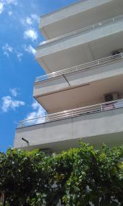 un edificio con balconi sul lato di Guest House Ugljevarevic a Budua