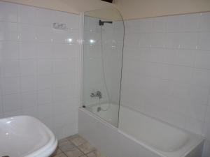 y baño con ducha, aseo y lavamanos. en Casa Iris, en Narciandi