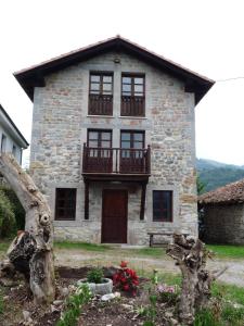 an old stone house with a balcony on it at Casa Iris in Narciandi