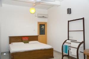a bedroom with a bed and a ceiling fan at Omee Guest in Mirissa