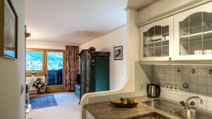 uma cozinha com um lavatório e uma bancada em Appartementanlage Kerber em Seefeld no Tirol