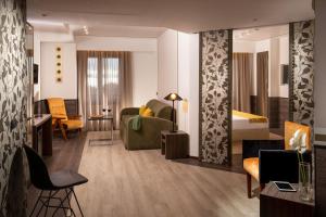 una camera d'albergo con letto e soggiorno di Hotel Domidea a Roma