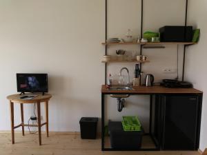 eine Küche mit einem Schreibtisch und einem Computer auf dem Tisch in der Unterkunft Kůlna in Brod nad Dyjí