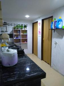 una camera con cucina con piano di lavoro di Nadrah Cottage a Bayan Lepas