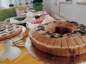 una ciambella seduta su un tavolo accanto a una torta di Family Village Otranto ad Alimini