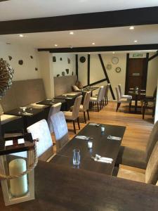 A restaurant or other place to eat at Crown Inn 