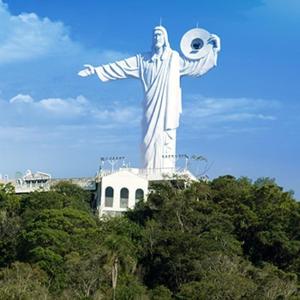 Una estatua de Cristo el redentor en el cielo en Apartamento Top, en Balneário Camboriú