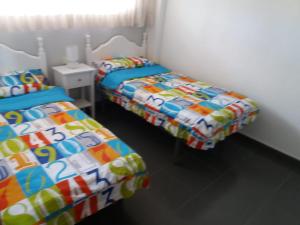 La Ventetaにある2º Linea de Playa, Barcelonaのベッド2台が隣同士に設置された部屋です。