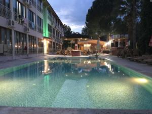 een zwembad in het midden van een gebouw 's nachts bij Oskar Thermal Hotel in Pamukkale