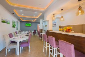 TV a/nebo společenská místnost v ubytování Apartmani Mihailovic