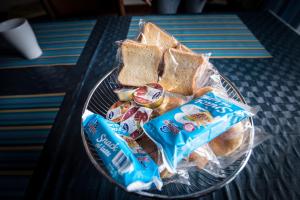 een bord eten met broodjes en crackers op een tafel bij La Casa del Fotografo in Mortelle