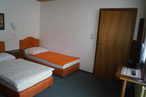 Postel nebo postele na pokoji v ubytování Gasthof zum Hirschen