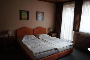 Postel nebo postele na pokoji v ubytování Gasthof zum Hirschen