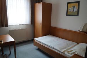 Postel nebo postele na pokoji v ubytování Gasthof zum Hirschen