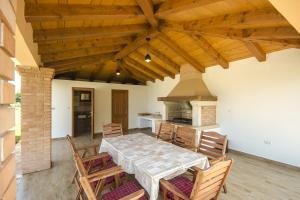Una cocina y un comedor con mesa y sillas. en Villa Vranići, en Vranići