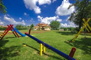 un grupo de equipos de juegos en un campo en Villa Vranići, en Vranići
