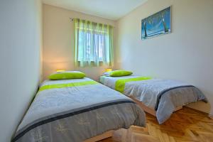 Un dormitorio con dos camas y una ventana. en Villa Vranići, en Vranići 62 fotos más