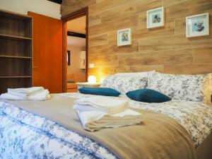 - une chambre avec un lit et des serviettes dans l'établissement LA BRIGATA APARTMENTS Yellow House, à Cavallino-Treporti