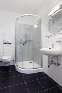 W łazience znajduje się prysznic i umywalka. w obiekcie Hostel Marmota w mieście Innsbruck