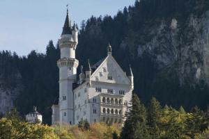 um castelo sentado no topo de uma montanha em FeWo Ortloff em Füssen
