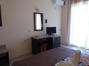 A television and/or entertainment centre at Hotel Sirena