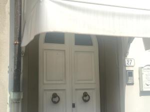 エンポリにあるLa locandaの白いカーテン付き白い扉