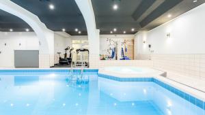 Bazén v ubytovaní Qubus Hotel Wrocław alebo v jeho blízkosti