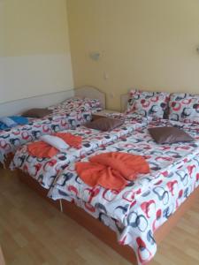 A bed or beds in a room at Hotel Sirena