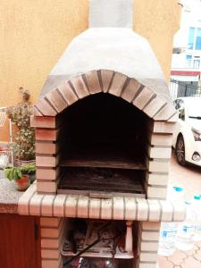 um forno de pizza sentado em cima de um passeio em Hotel Sirena em Primorsko