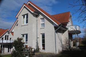 a house with a balcony on the side of it at Haus Feldmann in Ranzow