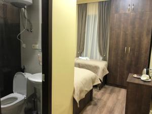 een badkamer met een bed, een toilet en een wastafel bij Ametapi in Mestia