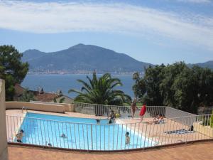 O vedere a piscinei de la sau din apropiere de Villa La Viva Porticcio