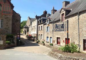 une rue dans une vieille ville avec des bâtiments en pierre dans l'établissement Val Rive - Rose Cottage, à Dinan 10 autres photos