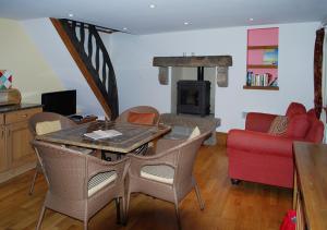 ディナンにあるVal Rive - Rose Cottageのリビングルーム(テーブル、椅子、暖炉付)