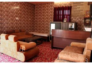 um átrio com uma sala de espera com cadeiras e uma secretária em Inderlok Hotel em Chandīgarh