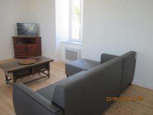 Μια τηλεόραση ή/και κέντρο ψυχαγωγίας στο Appartement Bord de Mer