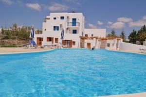 una gran piscina frente a un edificio blanco en Katerina Suites en Naxos