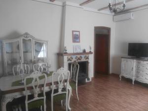 TV a/nebo společenská místnost v ubytování Casa Rural la Quinteria de Sancho piscina para tres apartamentos