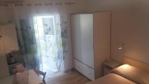 Televízia a/alebo spoločenská miestnosť v ubytovaní Guest House Zohil
