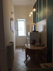 małą kuchnię ze stołem i lodówką w obiekcie casasuisassi w mieście Matera