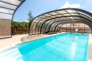 The swimming pool at or close to Lodge Holidays - Glamping Heart of Nature