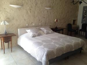 ブラジモンにあるLe Domaine du Bel Airのベッドルーム1室(白いベッド1台、枕2つ付)