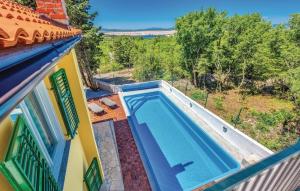 Bazén v ubytování Kira House nebo v jeho okolí