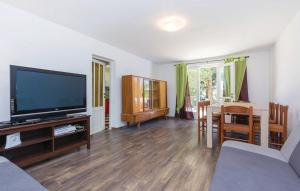 TV a/nebo společenská místnost v ubytování Kira House